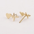 Minimalistische goldene Herzschlag-Ohrstecker mit polierter Oberfläche auf weißem Hintergrund - Gold
