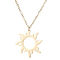Dettaglio del ciondolo a forma di sole dorato con raggi su una sottile catena a maglia - Oro