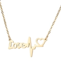 Makroaufnahme der goldenen Edelstahlkette mit Love-Schriftzug und Herzschlag-Anhänger - Gold