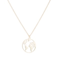 Detail einer minimalistischen Goldkette mit einem runden Weltkarten-Ausschnitt-Anhänger - Weltkarte (347 Gold)