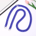 Klein blauwe acryl schakelketting met zilveren ringen op een witte ondergrond - Blauw