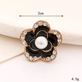 Λεπτομερές charm καμέλια 2cm με μαύρο σμάλτο, πέρλα και λαμπερά στρας στο κέντρο - Μαύρο Λουλούδι Μαργαριτάρι με Στρας (D2984)