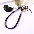 Dettaglio del cordino in pelle intrecciata nera con ciondolo a cuore e anello d'argento - Ciondolo / Nero