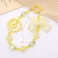 Dettaglio di ciondolo in perle acriliche gialle con fiocco in rete e tulipano per borse - Fiocco Fiore Doppia Catena (K4454) / Giallo
