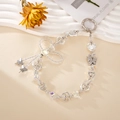 Detalle del llavero con lazo de cristal, colgantes de corazón y mariposas decorativas - Estilo Lazo Corazón (K4659) / Color AB