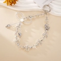 Detalle de llavero con lazo de cristal con colgantes florales y anillo de metal plata - Estilo Lazo Flor (K4658) / Color AB