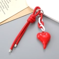 Detail eines roten PU-Lederknoten-Schlüsselanhängers mit Acrylkette und Herzanhänger - PU-Schnur + Herzanhänger / Rot