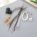 Porte-clés avec pendentif cœur en cuir, lettre H, perles et sangle tressée noire - Marron