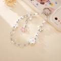Détail d'un pendentif papillon rose avec des perles pastel et des accents de perles - Blanc