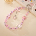 Gros plan détaillé de perles roses en papillon et étoile sur un porte-clés pastel élégant - Rose