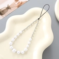 Elegante telefoonriem met verloop parels en kristallen kralen op crème dienblad - Wit
