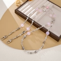 Nahaufnahme der Perlenkette mit rosa Schmetterlingsanhänger und silbernen Karabinerhaken - Unregelmäßige Perlen Schmetterling Umhängekette / Rosa (K4928)