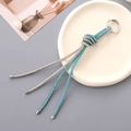 Detalle del llavero con nudo de cristales azules y plateados y flecos brillantes - Azul (K4896)