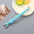 Dettaglio macro del portachiavi in corda di nylon intrecciata celeste con anello argento - Celeste