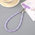 Vue détaillée du cordon de téléphone tressé violet avec boucle à ressort et patch - Breloque / Violet