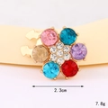 Detailansicht eines 2,3 cm Blumenknopfs mit bunten Strasssteinen und Goldfinish - D3213 Kragenknopf Mit Sechs Strasssteinen (farbig) / Kragennadel