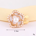 Detailaufnahme eines 2,5cm Perlen-Kamellienknopfs mit weißer Emaille und Goldbasis - D3204 Kleine Perlenblume (weiß) / Kragennadel