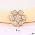 Detail eines 2,3 cm goldenen Gänseblümchen-Knopfes mit Strasssteinen und Blumendesign - D3212 Kragenknopf Mit Sechs Diamanten (weiß) / Kragennadel