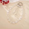 Detail einer Perlen- und Kristallperlenkette mit glitzerndem Diamant-Schleifenanhänger - Strass Schleife Anhänger / Weiß (K5043)