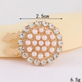 Nahaufnahme einer 2,5 cm Perlen- und Strass-Brosche mit goldenem Metallsockel für Damen - D3138 Kragenknopf Mit Rautenförmigem Perlenkranz Und Blumenmuster Gold / Kragennadel