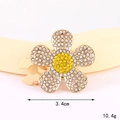 Detailansicht der Gänseblümchen-Knopf mit weißen Strasssteinen und 3,4 cm Größe - D3202 Sonnenblumen-kragenknopf / Kragennadel