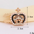 Makroaufnahme einer goldener Krone Brosche mit Perlen und Strasssteinen, 2,4cm x 2,3cm - D3139 Kragenknopf Mit Perlenkrone / Kragennadel