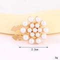 Detail einer 2,3cm Perlen-Gänseblümchen-Brosche mit goldenem Sockel für Hemdkragen-Deko - D3200 17 Perlenblumen-kragenknöpfe / Kragennadel