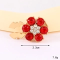 Detail eines Sonnenblumenknopfs aus Zinklegierung mit roten Strasssteinen und Goldbasis - D3211 Kragenknopf Mit Sechs Strasssteinen (leuchtend Rot) / Kragennadel