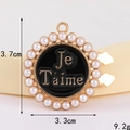 Details zum Herz-Bär-Anhänger mit Je T'aime Gravur, Größe 3,7 x 3,3 cm für DIY-Modeaccessoires - D3141 Kragenknopf Mit Perlmuttkreis (goldfarbener Sockel Schwarz) / Kragennadel