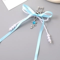 Dettaglio di fiocco in nastro blu con perle finte e ciondolo a stella per borse - Doppio Fiocco Ciondolo Stella Cadente / Blu (K5063)