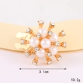 Detailansicht der Sonnenblumen-Anstecknadel aus Zinklegierung mit Perlen und Steinen - D3199 Kragenknopf Mit Perlenblume / Kragennadel