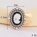 Nahaufnahme der Vintage Cameo Kragennadel mit Perlen und Strass, Größe 2,5x2cm - D3143 Diamantbesetzter Schönheitskopfkragenknopf / Kragennadel