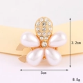Makroansicht des Perlenblumen-Hemdenknopfs mit Strassmitte und Maßen von 3x3,2 cm - D3198 Tropfenförmiger Kragenknopf Mit Perlmutt (gold) / Kragennadel