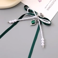 Portachiavi elegante con doppio fiocco verde smeraldo e ciondolo a goccia e chiusura a cuore - Verde Scuro