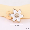 Sonnenblumen-Kragenknopf aus Zinklegierung mit weißer Emaille und Strassbesatz 2.1cm - D3208 Kragenknopf Mit Bemaltem Blumenmuster / Kragennadel