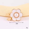 Makroansicht eines 2cm Perlen-Blumenknopfs mit weißem Emaille und Gold-Finish - D3207 Kragenknopf Mit Perlenblume (8) / Kragennadel