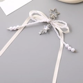 Ciondolo con fiocco in raso bianco, perle e charm a stella colorata per borse - Doppio Fiocco Ciondolo Stella Cadente / Bianco (K5061)