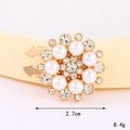 Makroansicht der Sonnenblumen-Anstecknadel mit 2,7 cm Durchmesser und Perlendetails - D3197 Kragenknopf Mit Perlenblume (3) / Kragennadel
