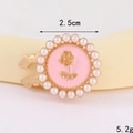 Detailansicht eines 2,5 cm Emaille-Anhängers mit Goldrose und Perlen für DIY-Accessoires - D3149 Kragenknöpfe In Perlmuttrosa (goldfarbener Grundton Rosa) / Kragennadel