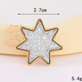 Makroansicht der 2,7 cm Stern-Brosche mit Goldrand, Glitzer und Metallverschluss - D3151 Gravel Heptagonal Kragenknopf / Kragennadel
