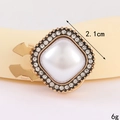 Makro-Detail der 2,1 cm quadratischen Goldbrosche mit Perle und Kristallumrandung - D3153 Diamantbesetzter Abgerundeter Quadratischer Kragenknopf Aus Perle / Kragennadel