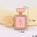 Makroaufnahme von Parfümflaschen-Anhänger in Rosa mit Strasssteinen und Nummer 5 - D3155 Fünfförmiger Parfümflakon-kragenknopf (goldener Sockel Rosa) / Kragennadel