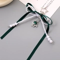 Detalle del llavero de lazo verde oscuro con colgante de zorro plateado y perlas blancas - Verde Oscuro (K5047)