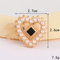 Detailansicht herzförmiger Perlenknopf mit Maßen 2.7cm und einem Gewicht von 7.5g - D3156 Kragenknopf Mit Perlmuttherz (goldfarbener Sockel Schwarz) / Kragennadel