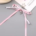 Detalle de llavero con lazo rosa, cadena de perlas y colgante de gato con strass - Rosa (K5049)