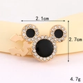 Detailansicht eines Herz-Bär-Ansteckers aus Legierung mit Kristallen und Emaille - D3160 Kragenknopf Mit Öltropfendem Mickey-mouse-kopf / Kragennadel