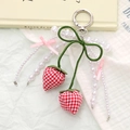 Detail eines Erdbeeren-Schlüsselanhängers aus Stoff mit Karo-Muster und Perlenkette - Gitter Erdbeere Schleife Anhänger (K5082) / Rot