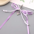 Detail eines lila Satin-Schleifen-Schlüsselanhängers mit Perlenkette und Herzanhänger - Lila (K5038)