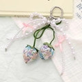 Detail der Stofferdbeere Anhänger mit Perlenbogen und silbernem Karabiner - Floral Erdbeere Schleife Anhänger (K5081) / Blau