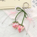 Erdbeer-Schlüsselanhänger mit weißen Perlen und rosa Schleife für Taschen und Schlüssel - Floral Erdbeere Schleife Anhänger (K5079) / Rosa